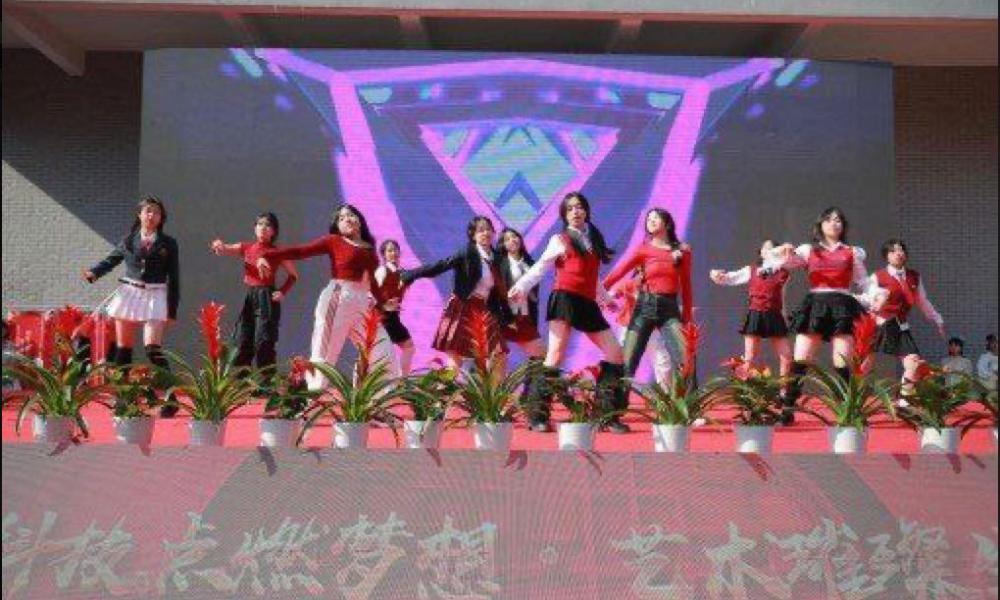 福州第十八中学的【南笙】跟网友裸聊视频被外泄，这年龄有这巨乳也太逆天了