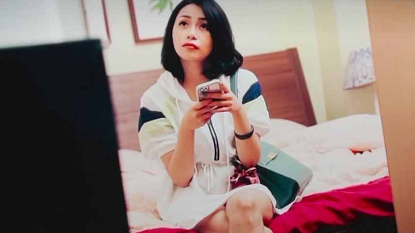 摄影记录房间生活点滴，发现内衣怪客住在我床下，被我叫出来干