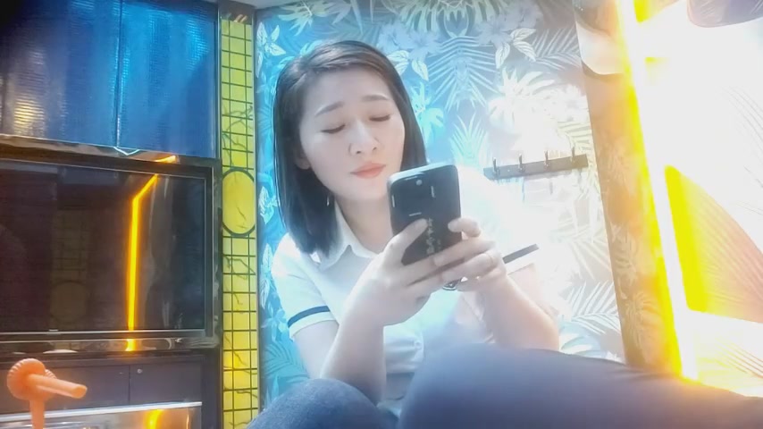 勾搭短发骚技师，带回酒店69互舔，后入丰满肥臀