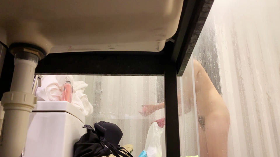 酒店浴室暗藏摄像头偷拍，身材不错的美少妇洗澡擦身