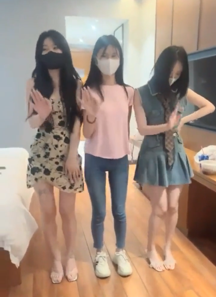 你们玩过4P吗？3女1男直播啪啪