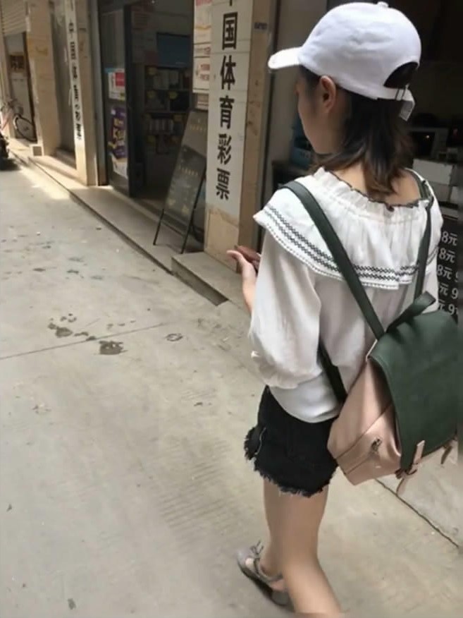 大忽悠牛人冒充星探街上尾随学院派妹子骗到住所穿上丝袜做爱