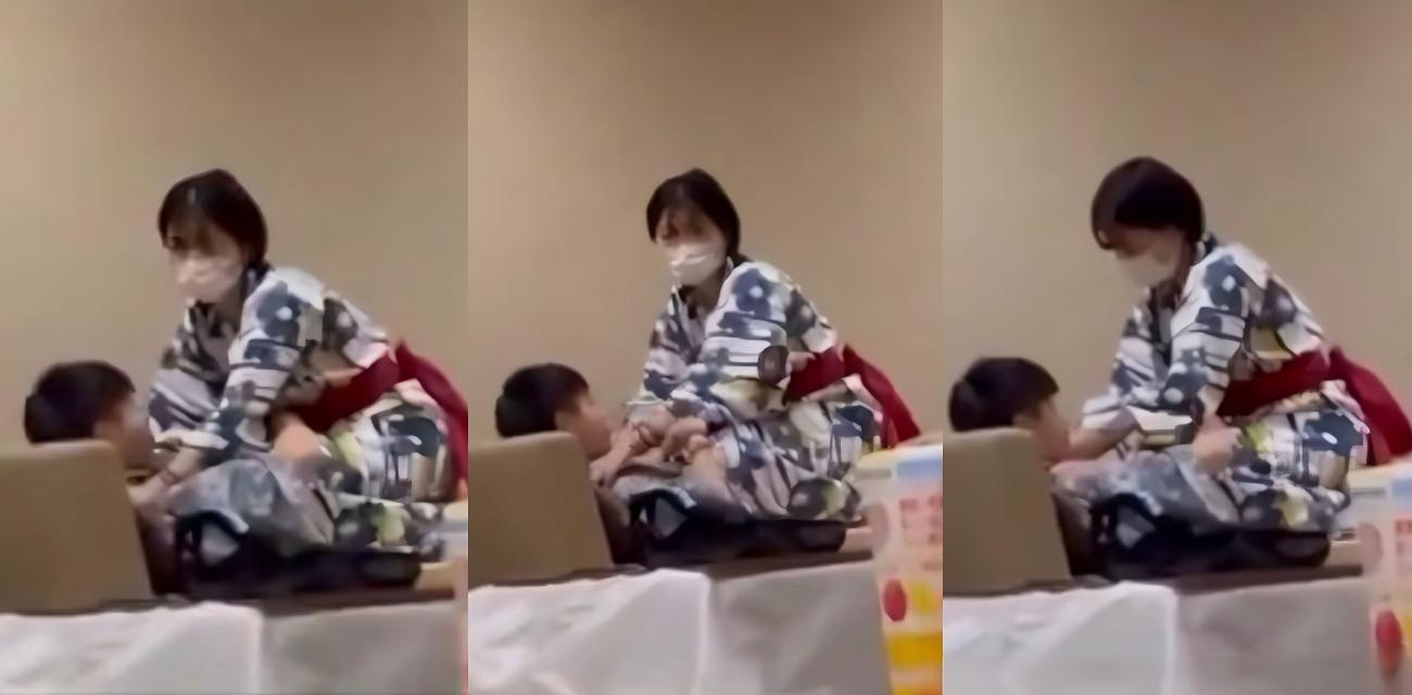 日式洗浴会所休息大厅年轻情侣当众骑乘做爱，美女披着浴袍上下摆臀，全然不顾旁人眼光现场超刺激